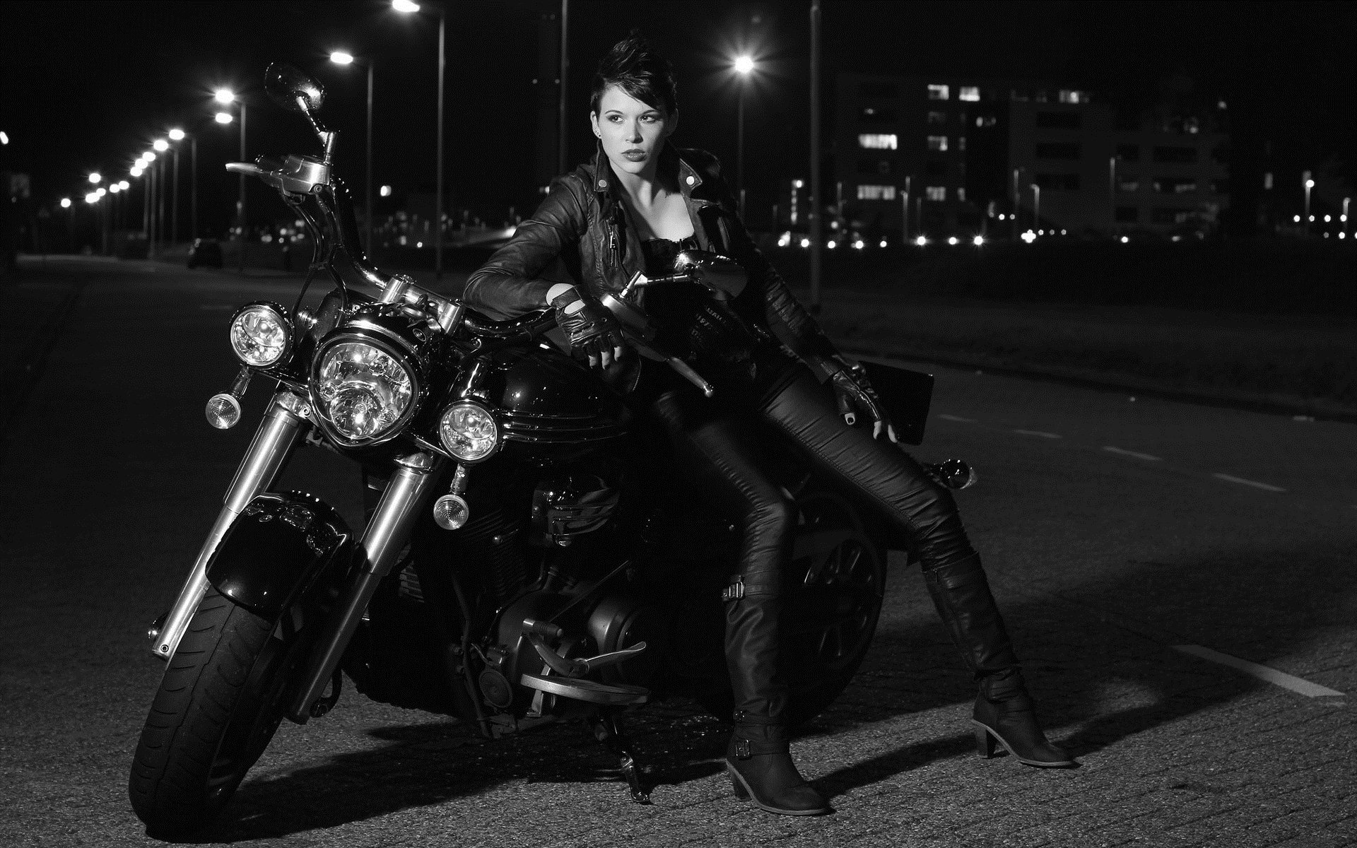 Photo Beautiful girls and motorcycles in Malabo