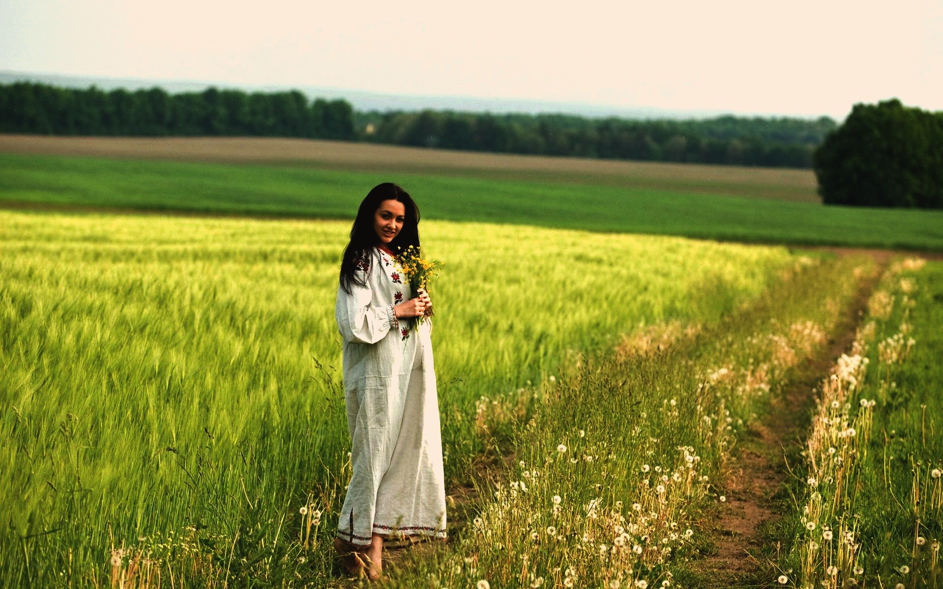 Women in Slavic costumes in Malabo