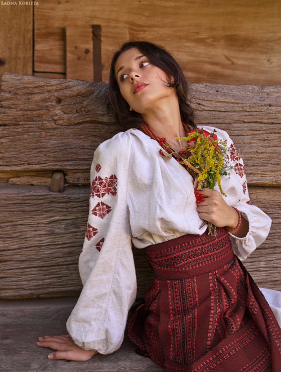 Girls in Slavic costumes in Malabo