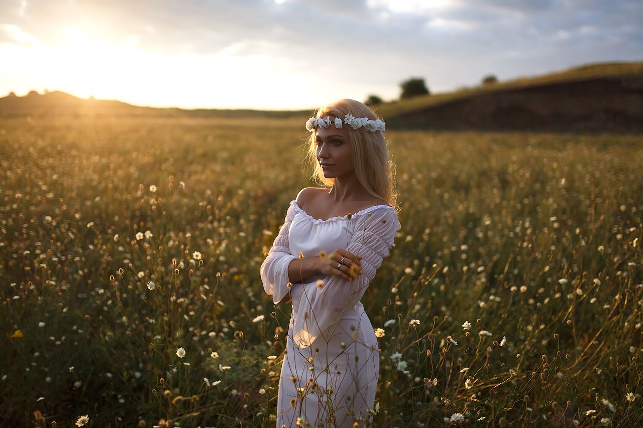 Girls in Slavic costumes in Malabo